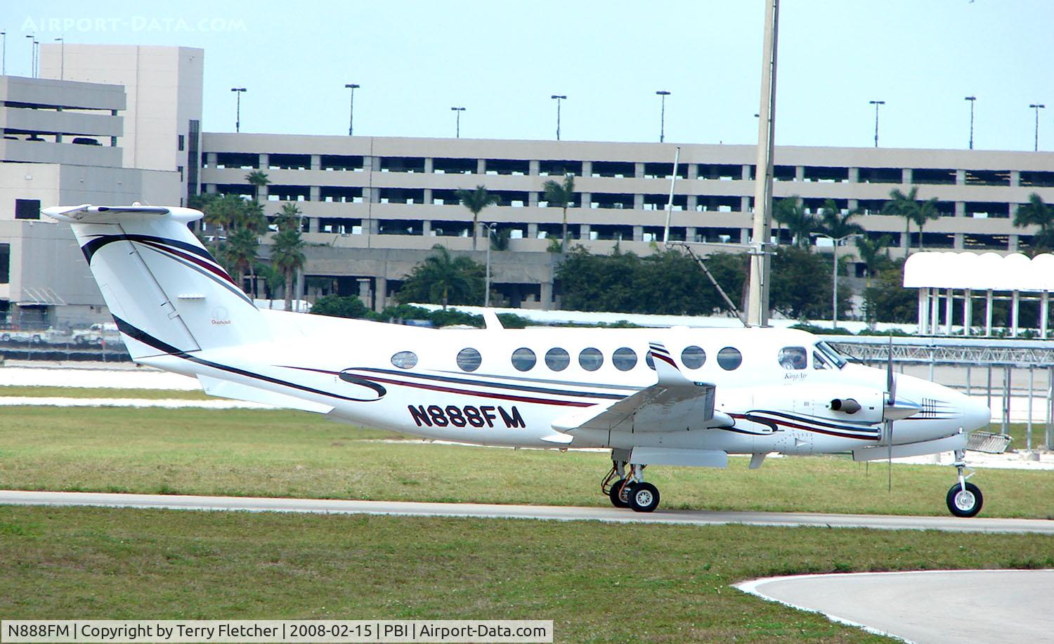 N888FM, Raytheon Aircraft Company B300 C/N FL-418, The business aircraft traffic at West Palm Beach on the Friday before President's Day always provides the aviation enthusiast / photographer with a treat