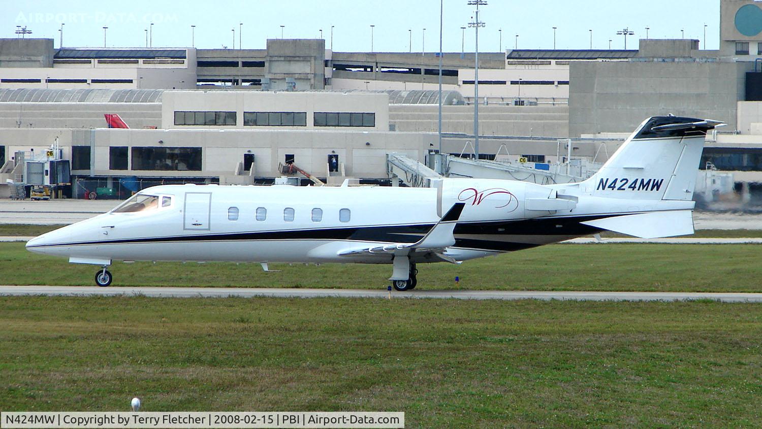 N424MW, 1999 Learjet Inc 60 C/N 171, The business aircraft traffic at West Palm Beach on the Friday before President's Day always provides the aviation enthusiast / photographer with a treat