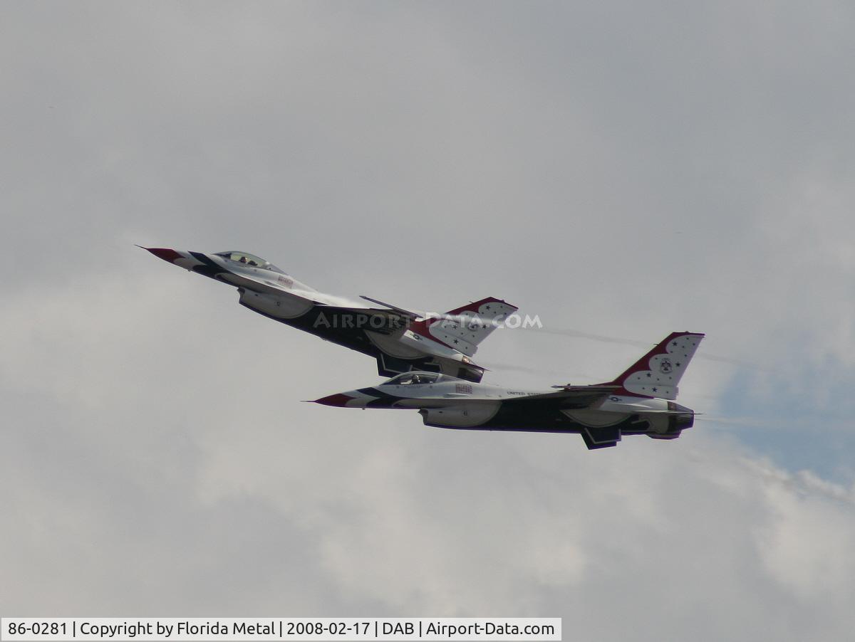 86-0281, 1986 General Dynamics F-16C Fighting Falcon C/N 5C-387, Thunderbirds break before landing