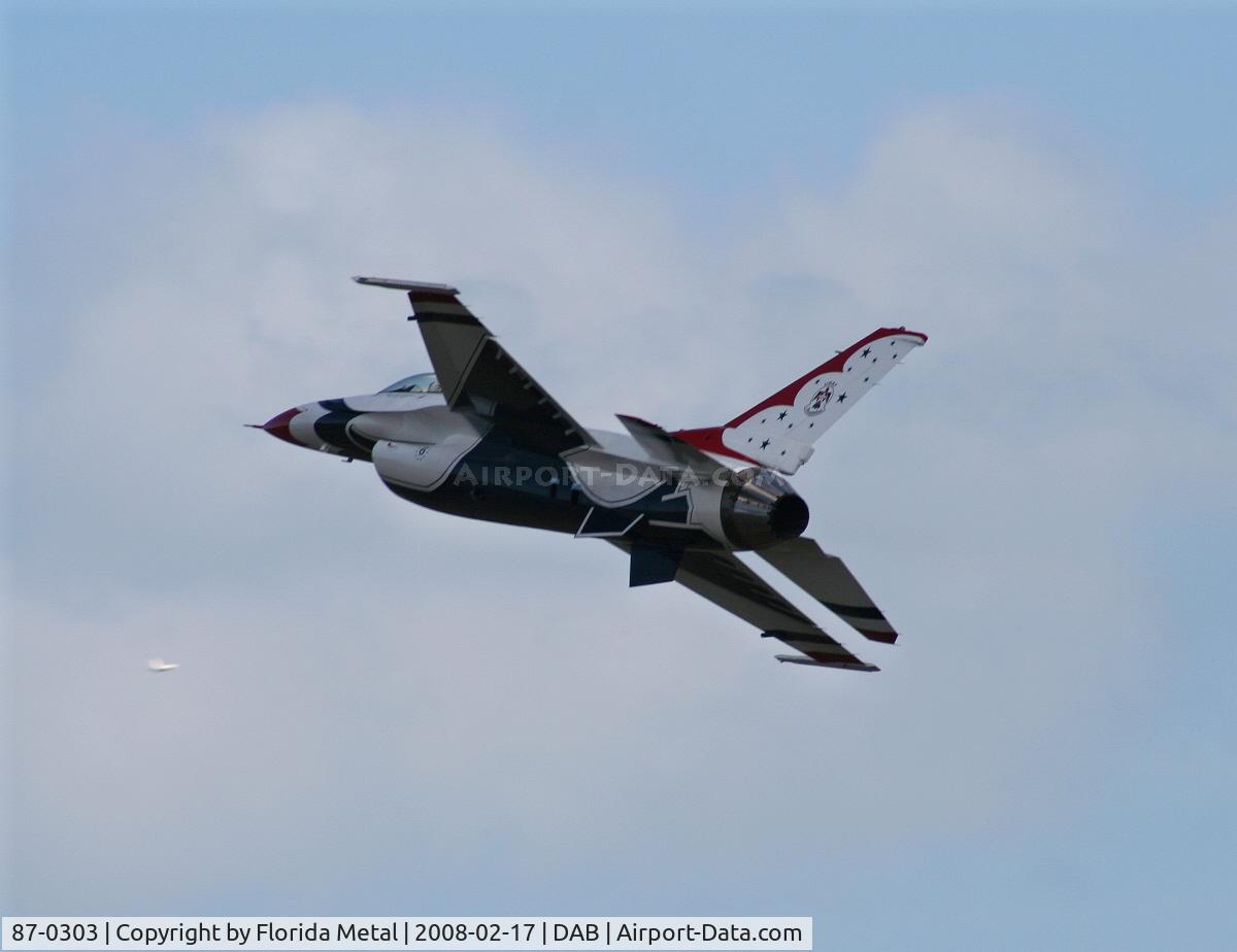 87-0303, 1987 General Dynamics F-16C Fighting Falcon C/N 5C-564, Thunderbirds taking off for a flyover of the Daytona 500