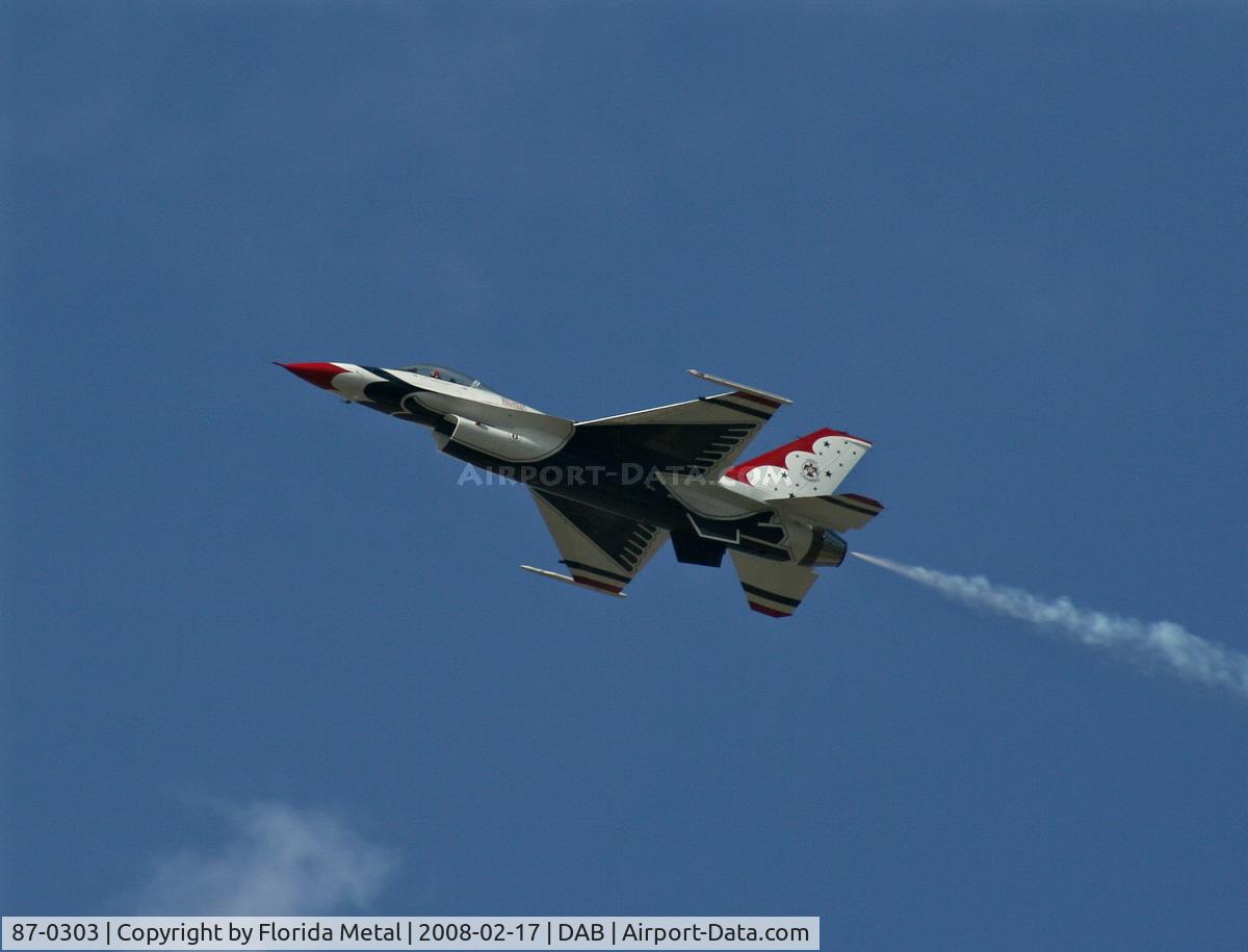 87-0303, 1987 General Dynamics F-16C Fighting Falcon C/N 5C-564, Thunderbirds break before landing