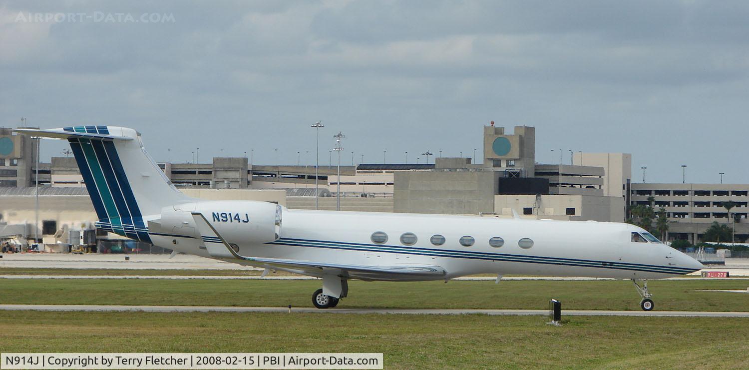 N914J, 2000 Gulfstream Aerospace G-V C/N 615, The business aircraft traffic at West Palm Beach on the Friday before President's Day always provides the aviation enthusiast / photographer with a treat