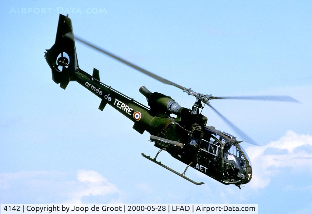 4142, Aérospatiale SA-342M Gazelle C/N 2142, Spectacular take off during the Compiègne Air Day.