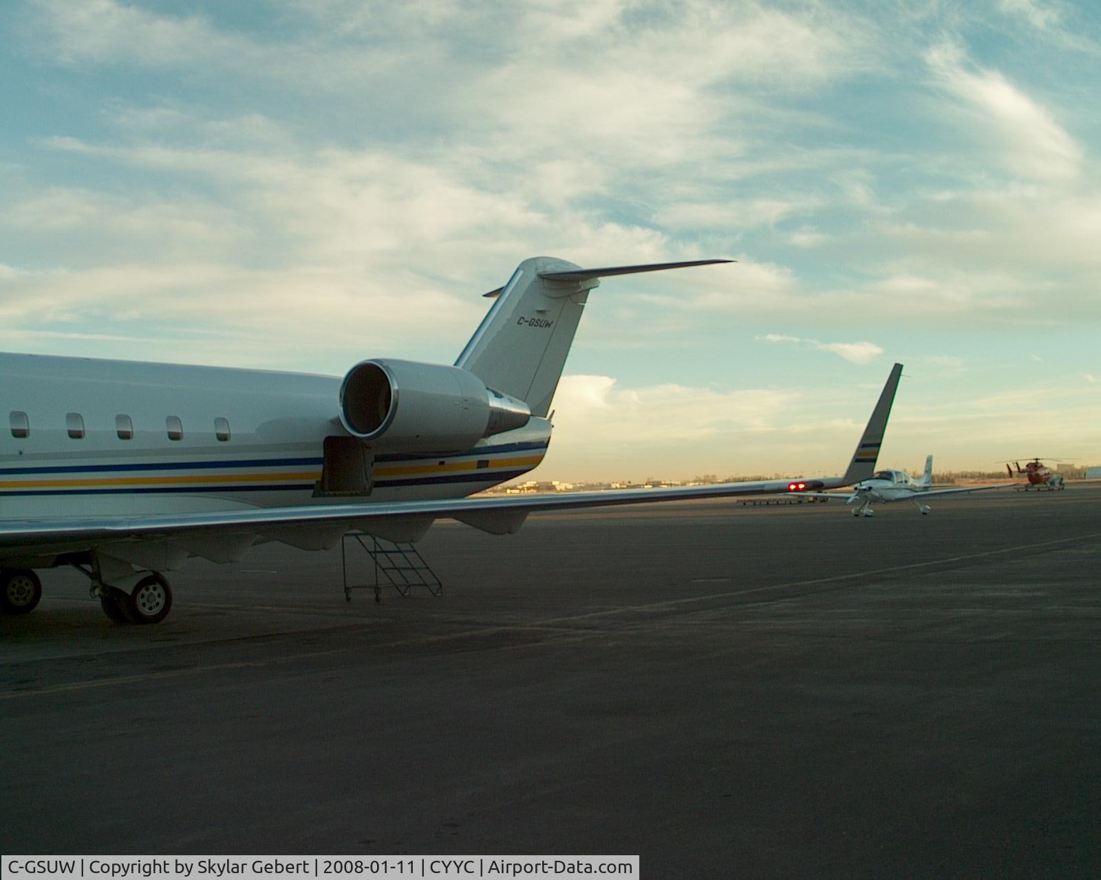 C-GSUW, 2005 Canadair CRJ-200LR (CL-600-2B19) C/N 8047, waiting for passengers to load, about to head to YMM