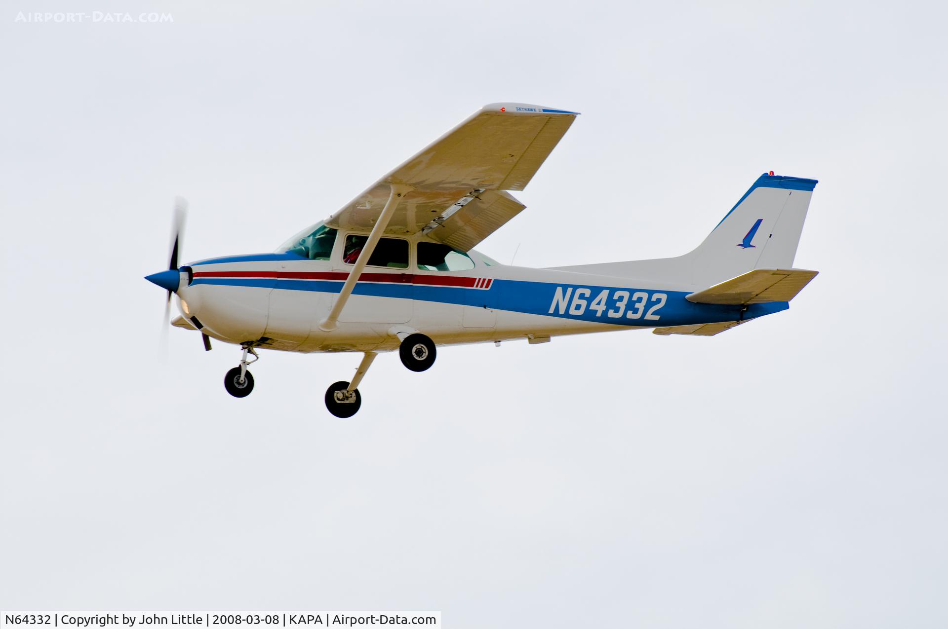 N64332, 1975 Cessna 172M C/N 17265172, Cessna on approach