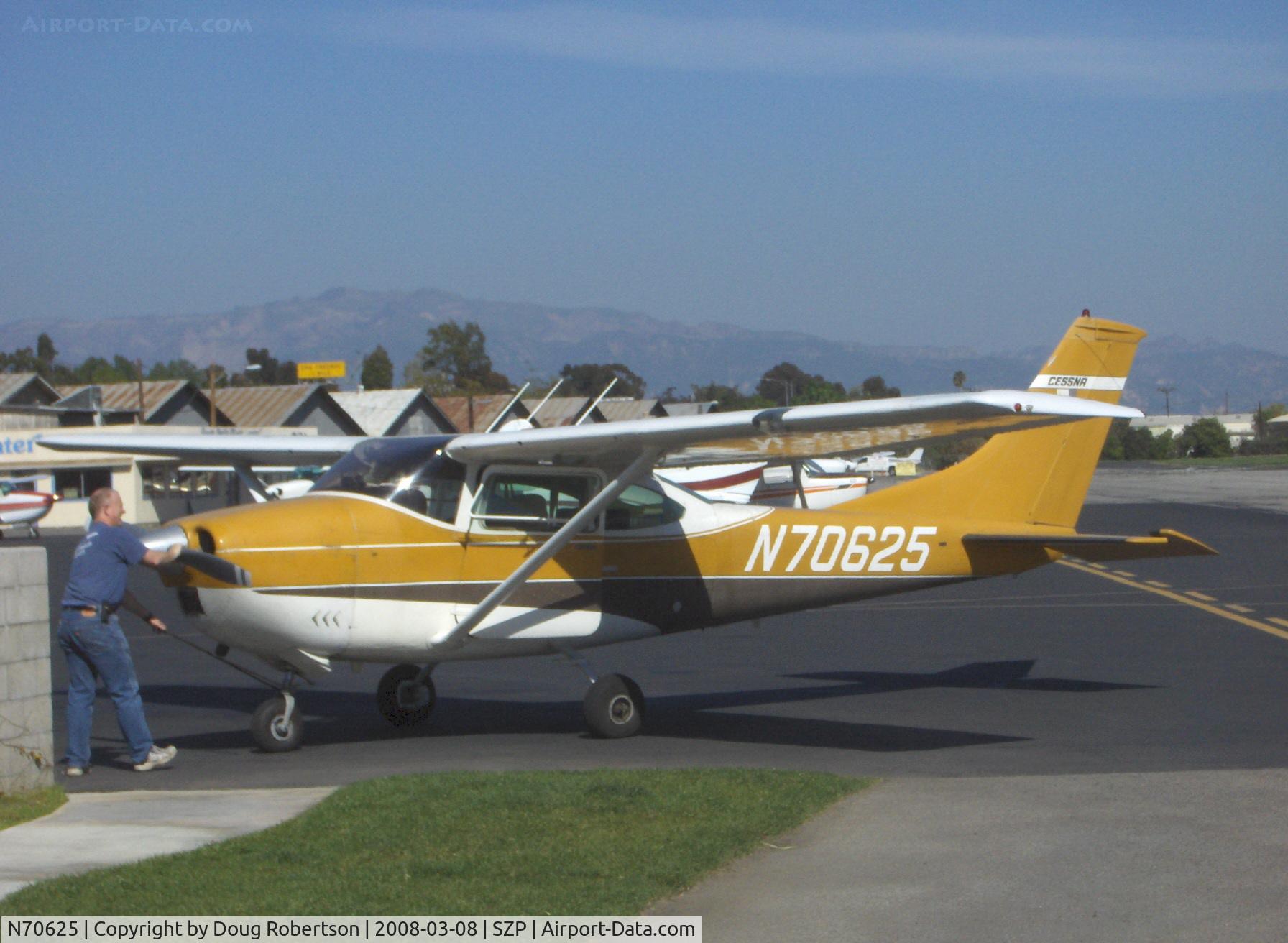 N70625, 1968 Cessna 182M Skylane C/N 18259331, 1968 Cessna 182M SKYLANE, Continental O-470-S 230 Hp, refueling