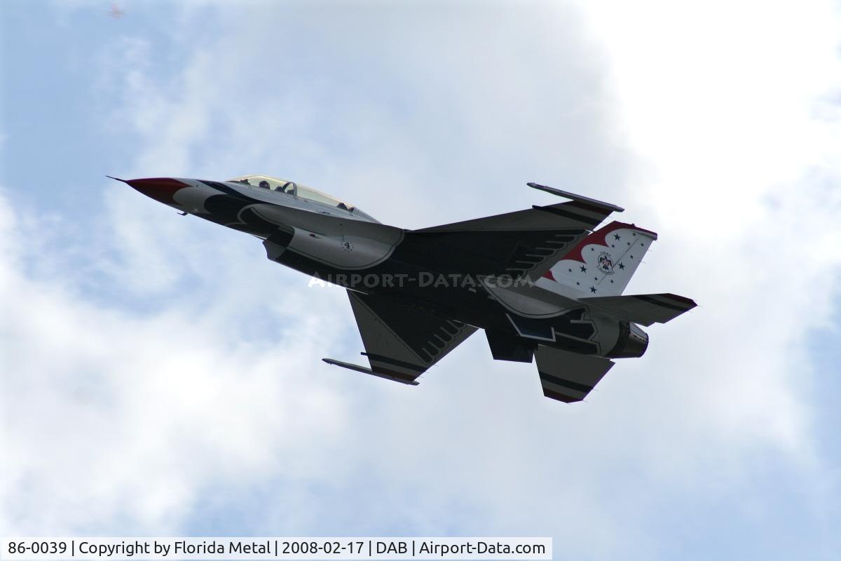 86-0039, 1986 General Dynamics F-16D Fighting Falcon C/N 5D-43, Thunderbirds taking off for a flyover of the Daytona 500
