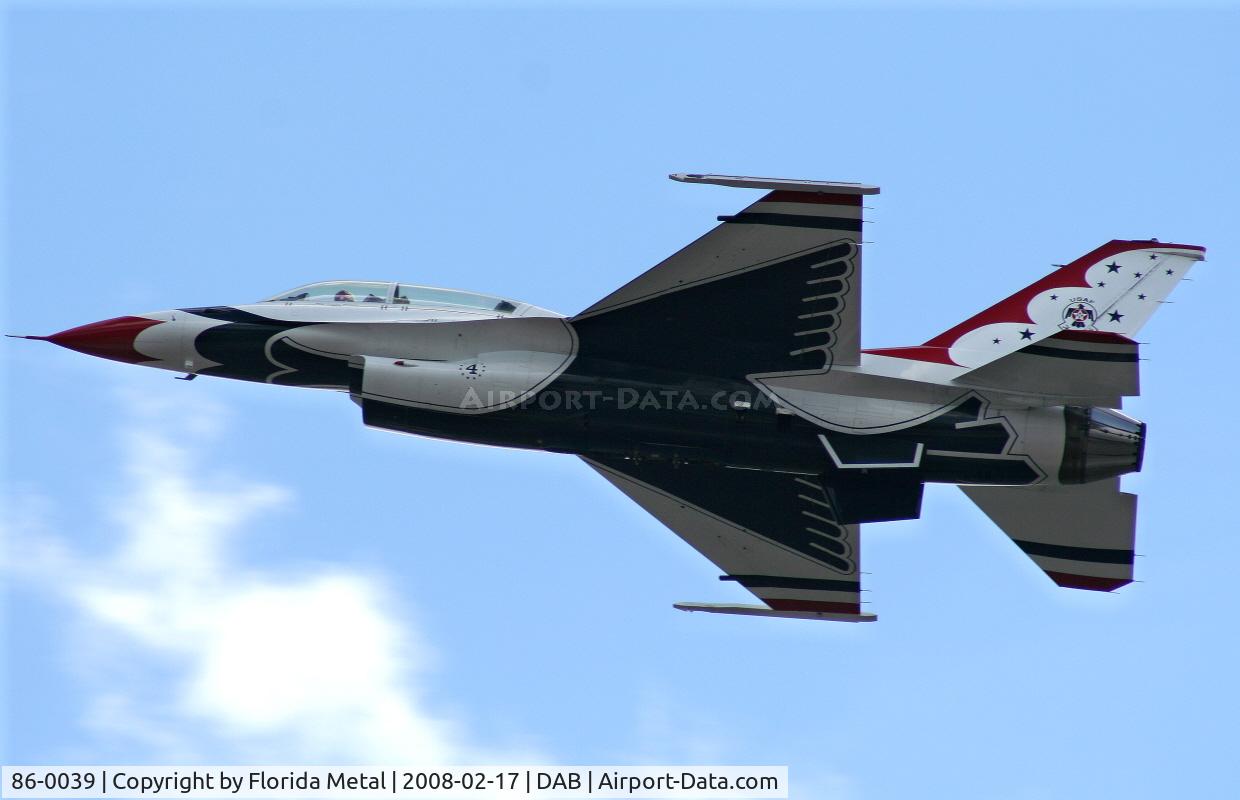 86-0039, 1986 General Dynamics F-16D Fighting Falcon C/N 5D-43, Thunderbirds taking off for a flyover of the Daytona 500