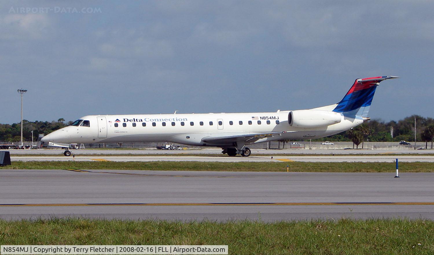N854MJ, 2002 Embraer ERJ-145LR (EMB-145LR) C/N 145490, Delta Connection Embraer 145 awaits departure from FLL