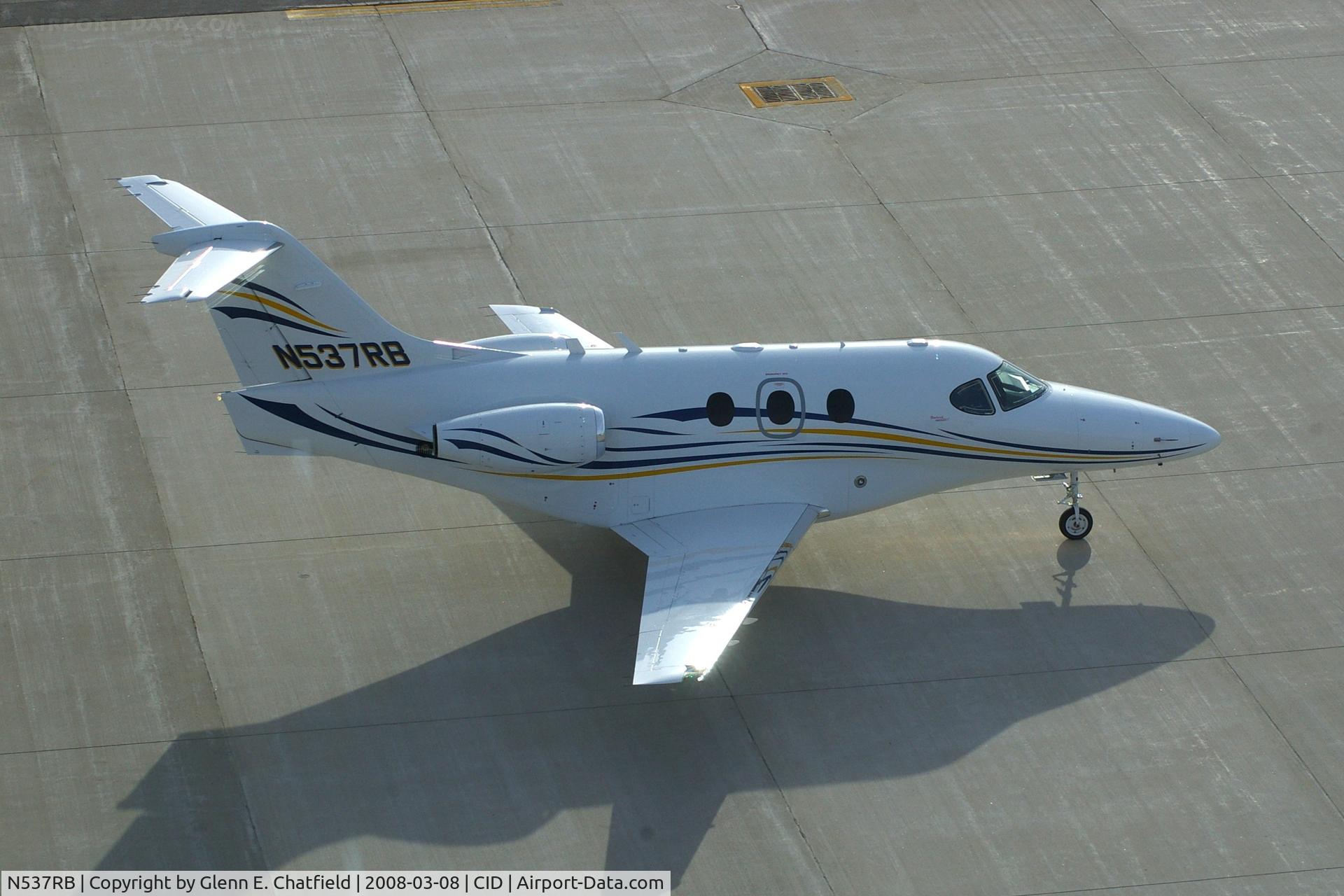 N537RB, 2007 Hawker Beechcraft Corp 390 C/N RB-190, Taxiing below the control tower