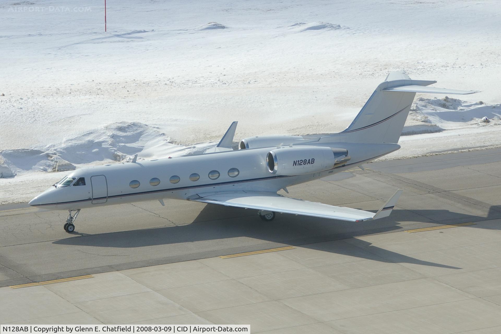N128AB, 2002 Gulfstream Aerospace G-IV (G400) C/N 1501, Taxiing for departure.