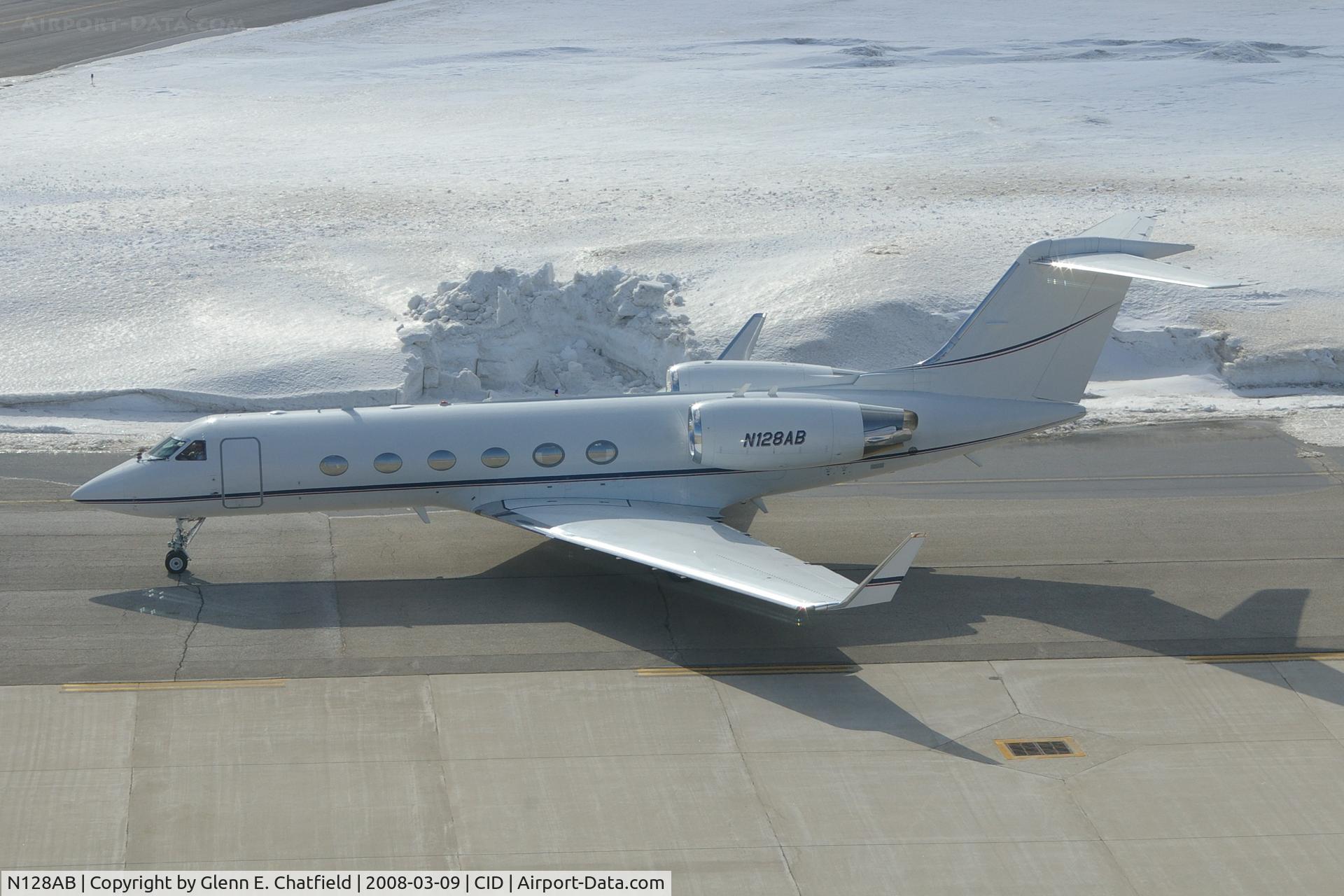 N128AB, 2002 Gulfstream Aerospace G-IV (G400) C/N 1501, Taxiing for departure.