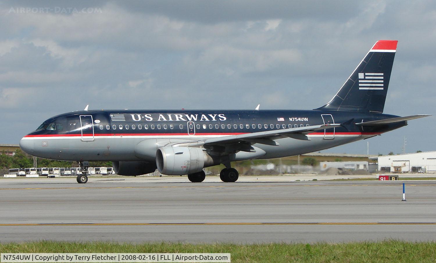 N754UW, 2000 Airbus A319-112 C/N 1328, US Air A319 prepares to depart FLL