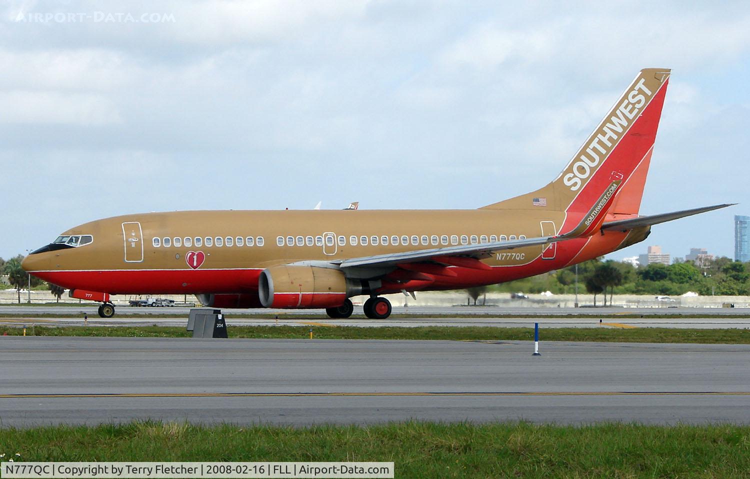 N777QC, 2000 Boeing 737-7H4 C/N 30592, This Southwest B737 still wears the old colour scheme in Feb 2008