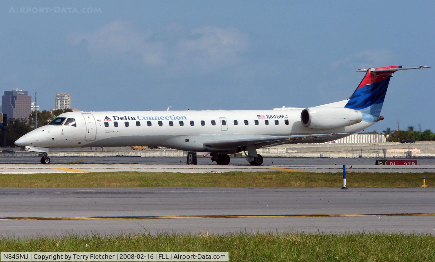 N845MJ, 2001 Embraer ERJ-145LR (EMB-145LR) C/N 145502, Delta Connection Embraer 145 awaits departure from FLL