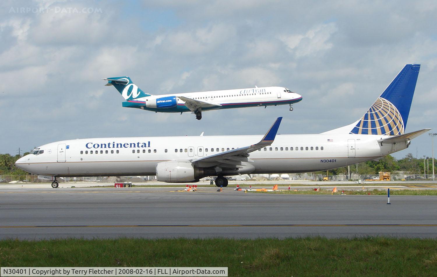 N30401, 2001 Boeing 737-924 C/N 30118, Continental B737 about to depart FLL