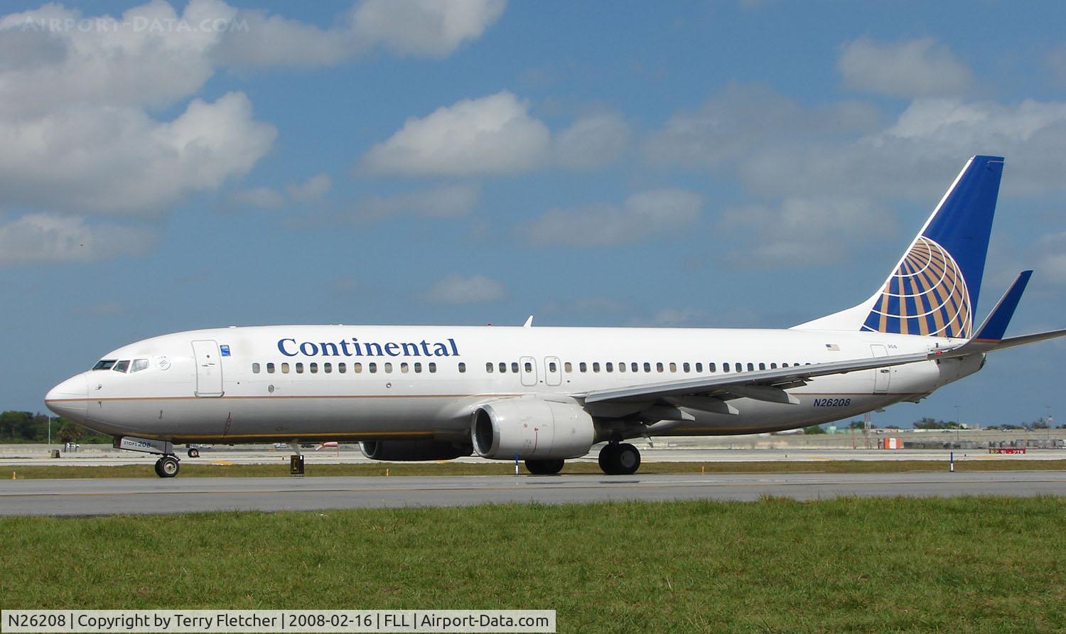 N26208, 2000 Boeing 737-824 C/N 30580, Continental B737 about to depart FLL