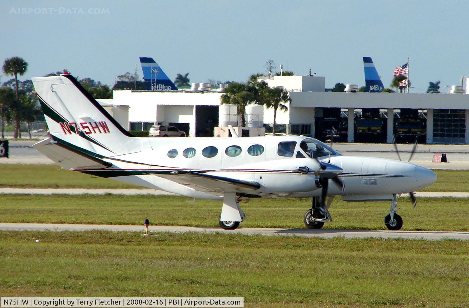 N75HW, 1985 Cessna 425 Conquest I C/N 425-0232, Cessna 425 taxies in at West Palm Beach
