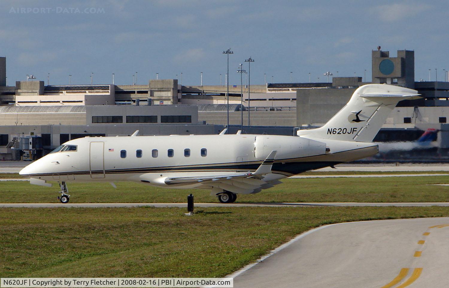 N620JF, 2005 Bombardier Challenger 300 (BD-100-1A10) C/N 20059, Challenger 300 taxies out at West Palm Beach