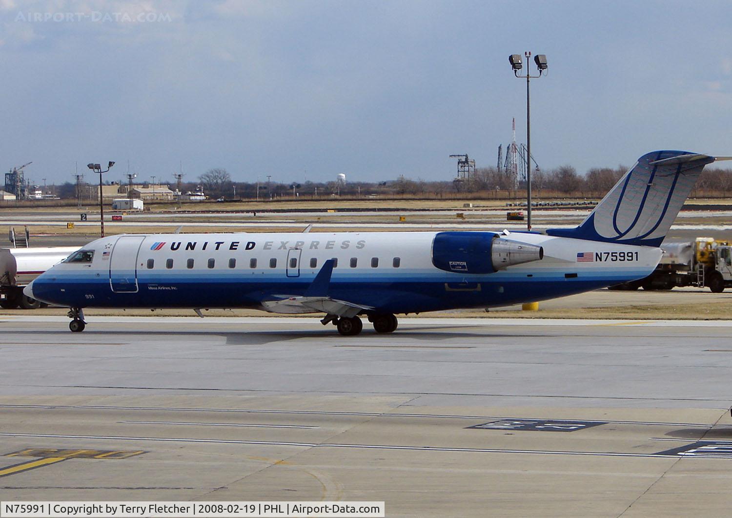 N75991, 2000 Bombardier CRJ-200ER (CL-600-2B19) C/N 7422, United Express CRJ taxies in at Philadelphia