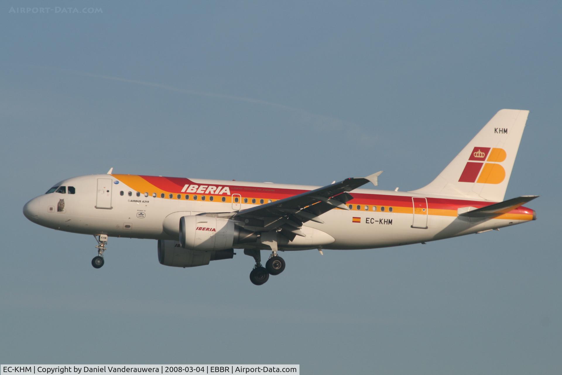 EC-KHM, 2007 Airbus A319-111 C/N 3209, arrival of flight IB3216 to rwy 25L