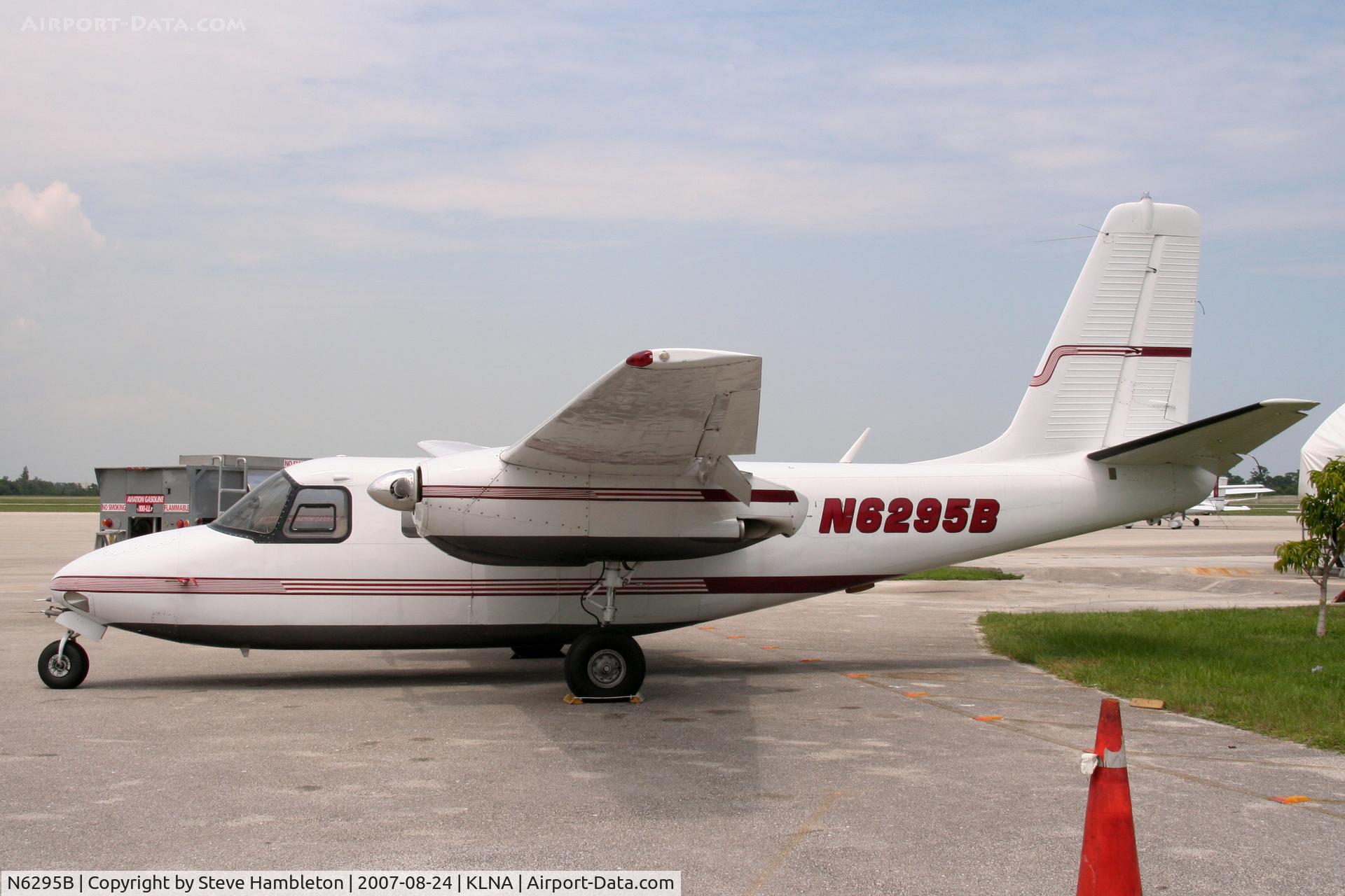 N6295B, 1958 Aero Commander 500 C/N 657-17, Smart looking Aero Commander at Lantana, FL