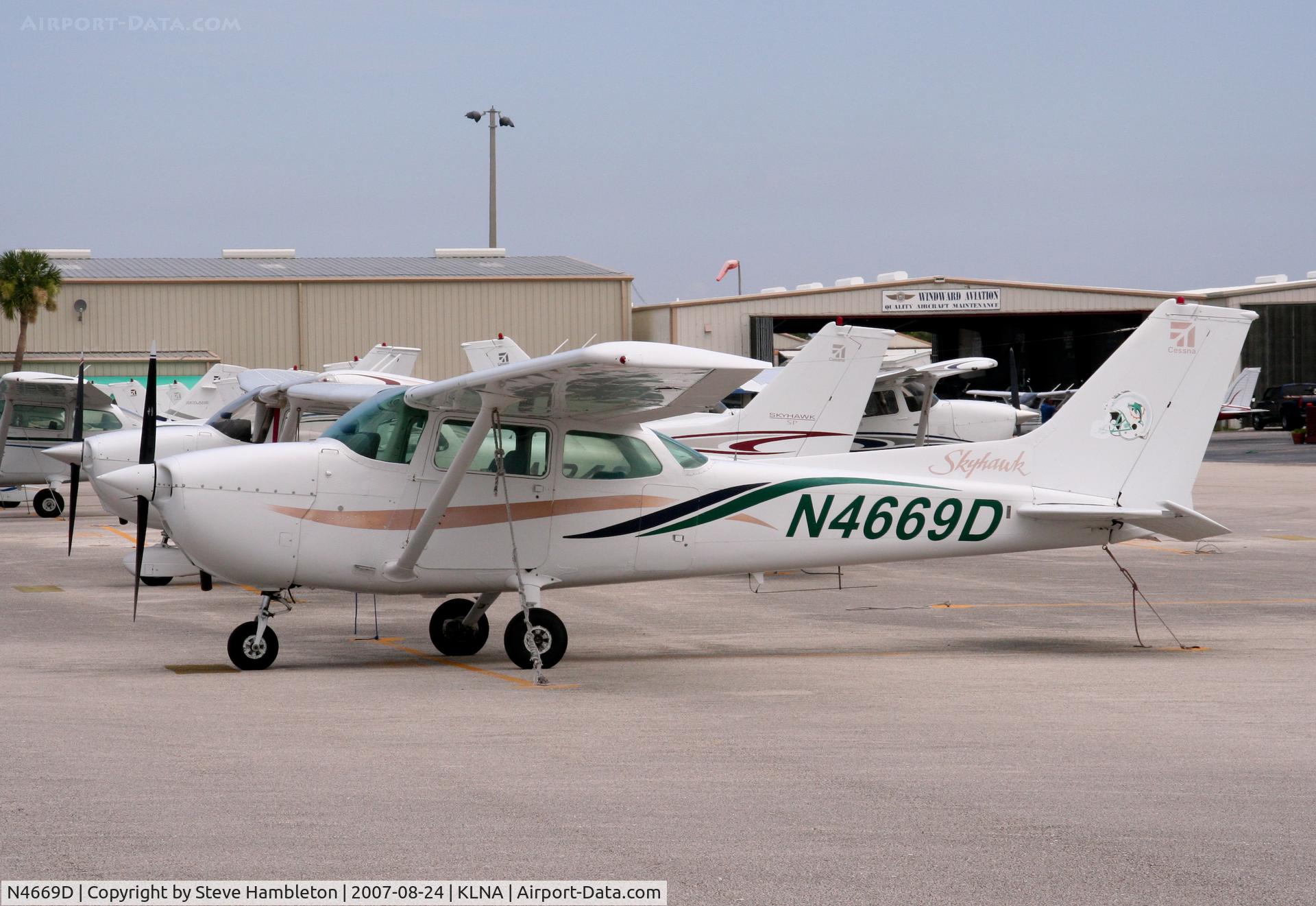 N4669D, 1979 Cessna 172N C/N 17272328, In the sun at Lantana