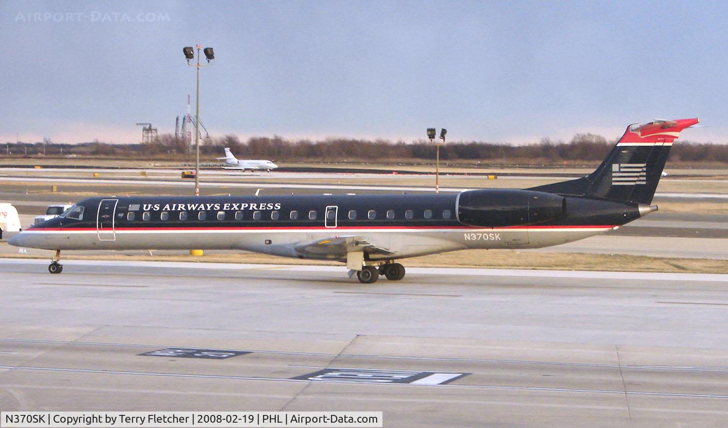 N370SK, 2001 Embraer ERJ-145LR (EMB-145LR) C/N 145515, US Airways EMB145 taxies in at Philadelphia