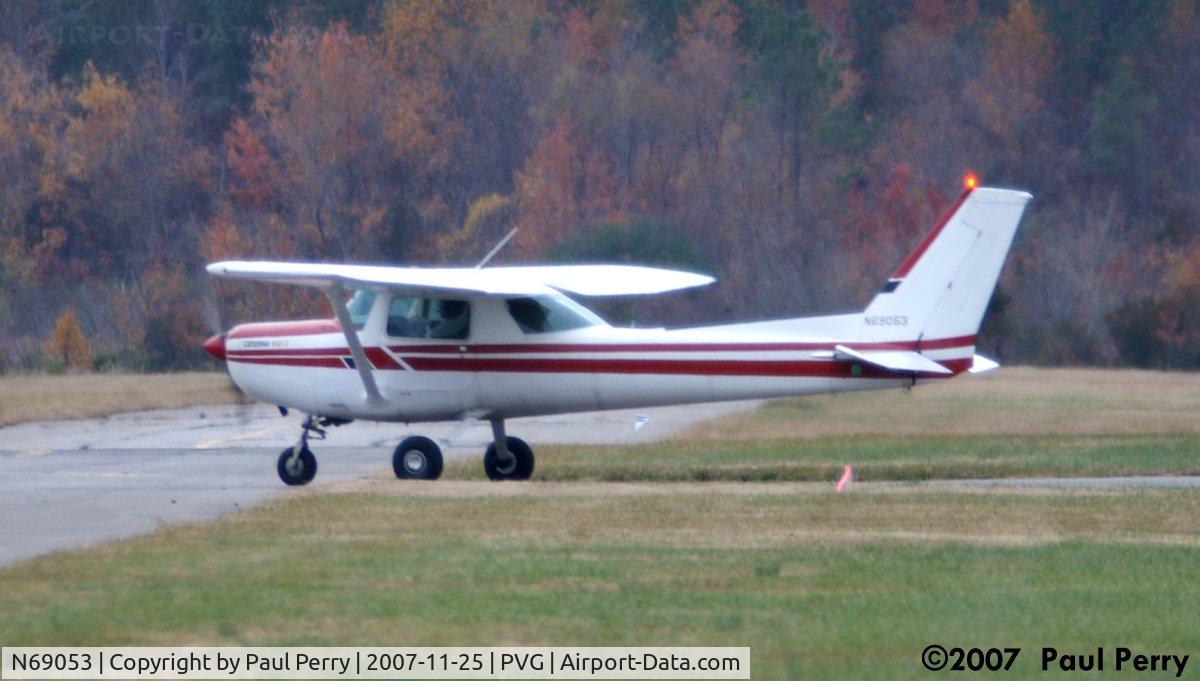 N69053, 1978 Cessna 152 C/N 15282463, Taxiing out, cleared for departure