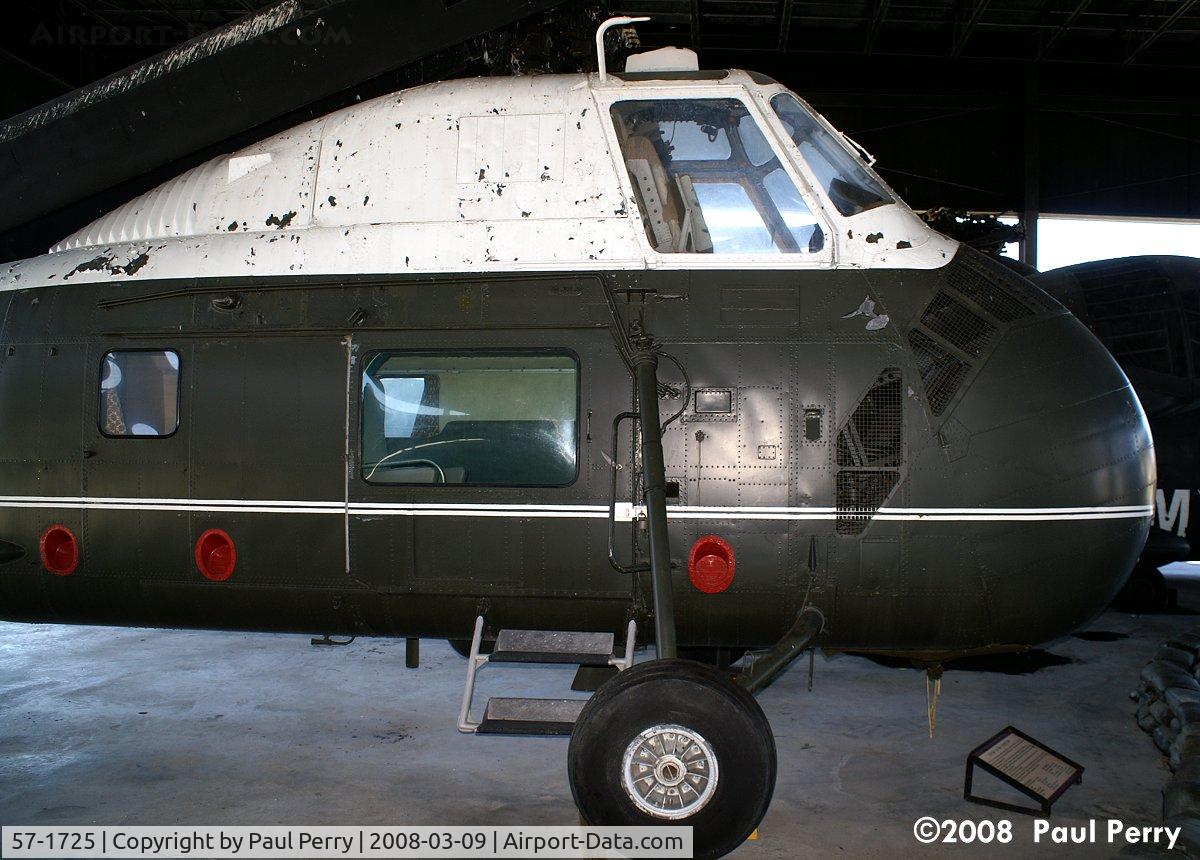 57-1725, 1957 Sikorsky VH-34C Choctaw C/N 58-0910, The VIP Choctaw.  The Army had these colors and duties before Marine One