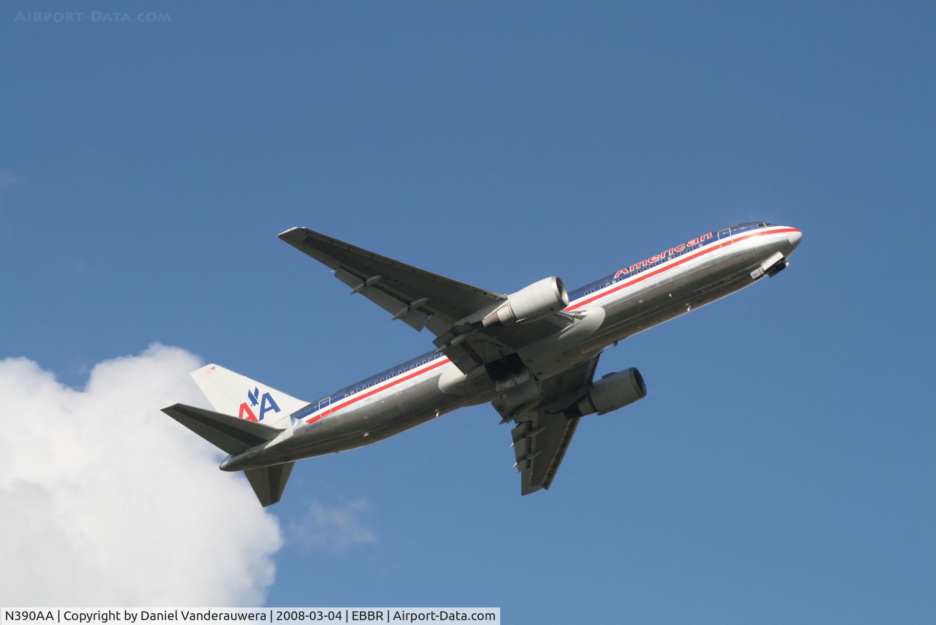 N390AA, 1995 Boeing 767-323 C/N 27450, flight AA089 is taking off from rwy 07R
