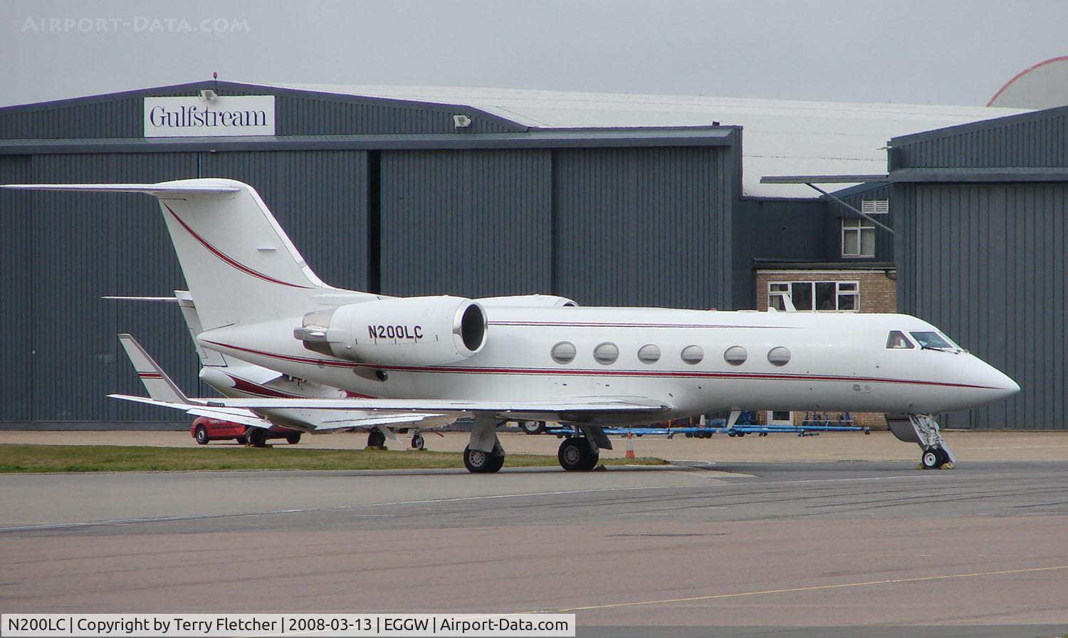 N200LC, 1988 Gulfstream Aerospace G-IV C/N 1067, Gulf IV about to depart Luton for Teterboro