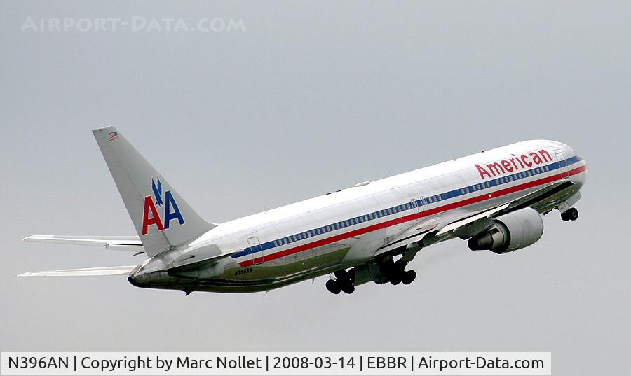 N396AN, 1999 Boeing 767-323/ER C/N 29603, Taking of at Brussels Airport