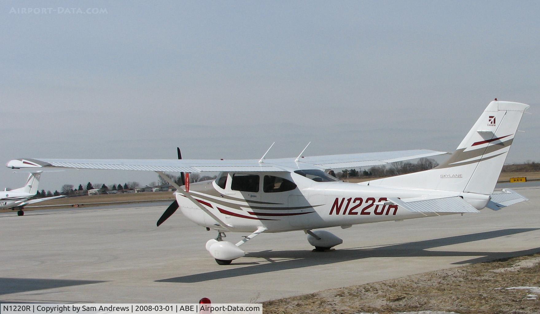 N1220R, 2005 Cessna 182T Skylane C/N 18281582, Sitting on the ramp at ABE
