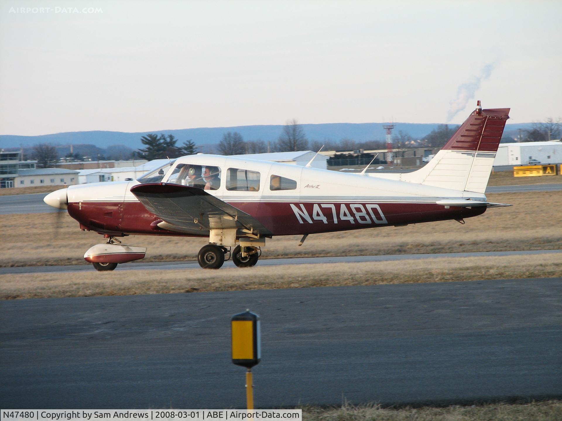 N47480, 1977 Piper PA-28-181 C/N 28-7890078, On the way out.