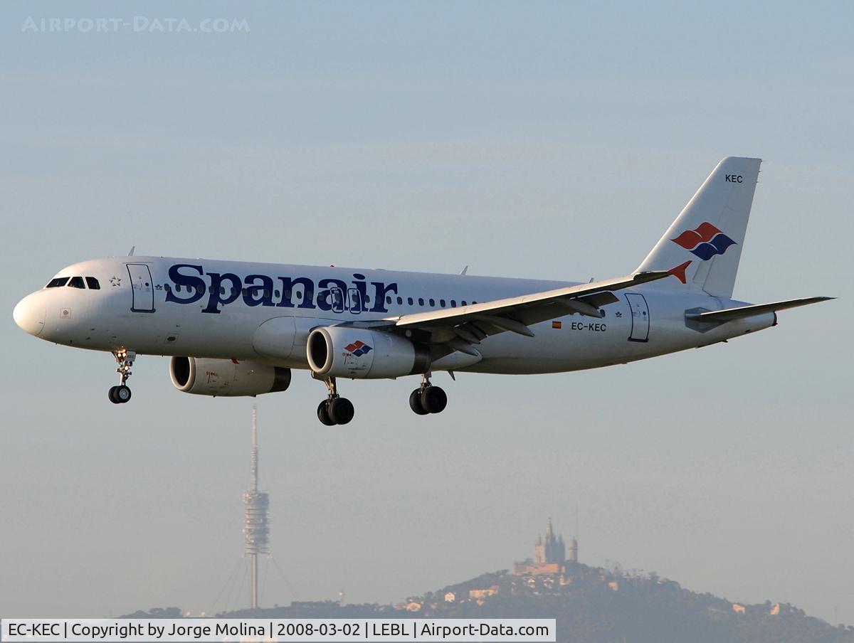 EC-KEC, 2000 Airbus A320-232 C/N 1183, On short final to RWY 25R.