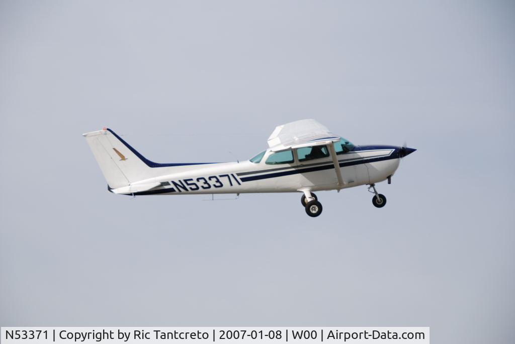 N53371, 1981 Cessna 172P C/N 17274733, N53371 just after take-off