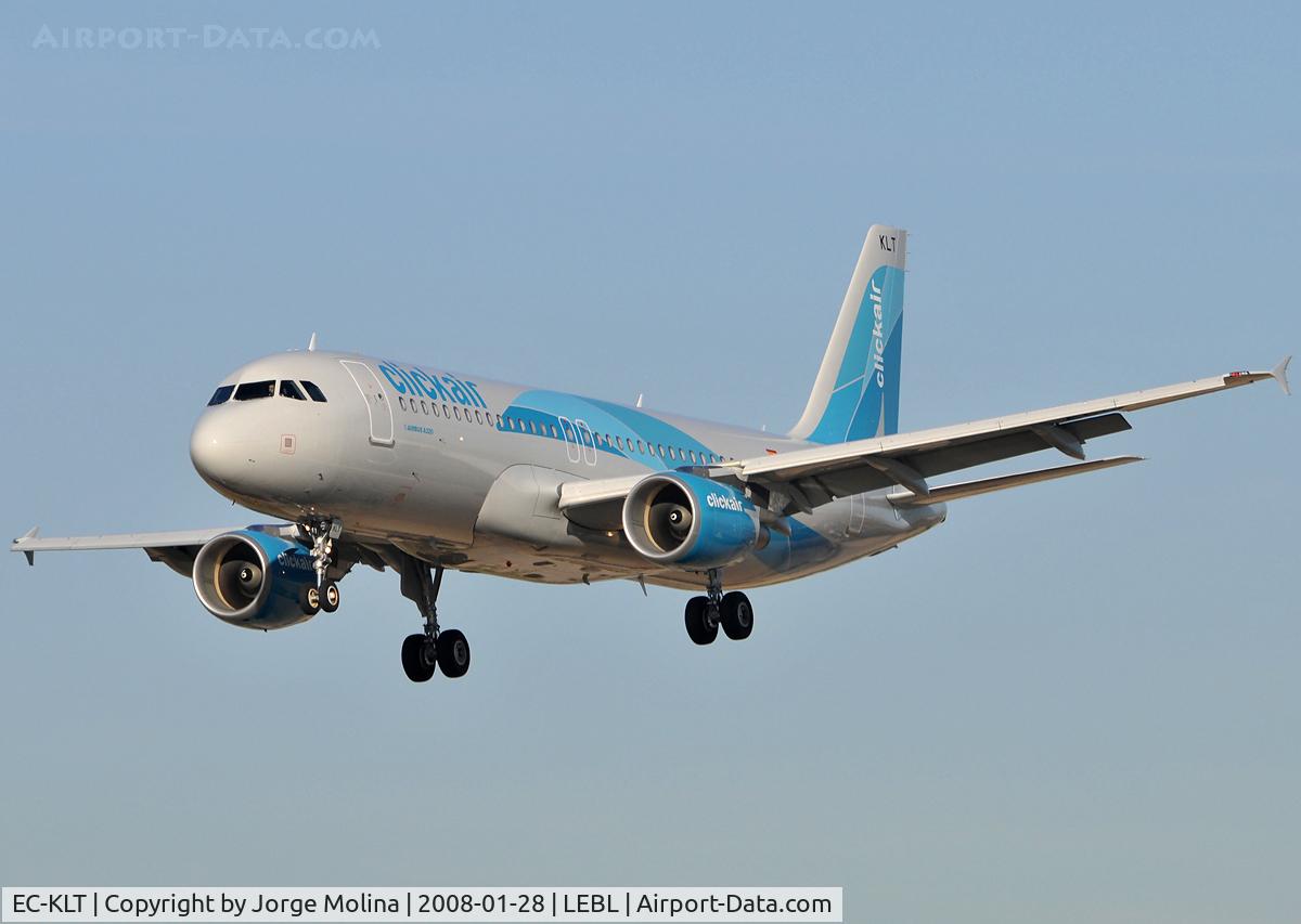 EC-KLT, 2007 Airbus A320-216 C/N 3376, On short final to RWY 25R.