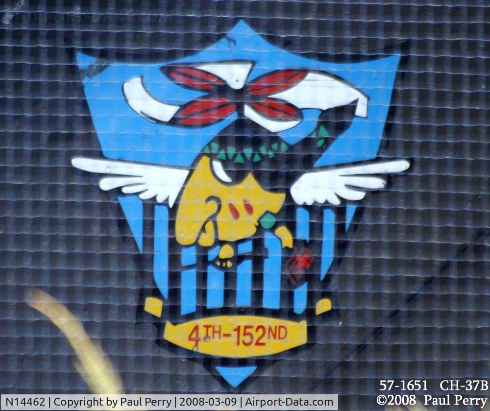 N14462, 1957 Sikorsky CH-37B Mojave C/N 57-1651, Tail badge showing the unit marking.