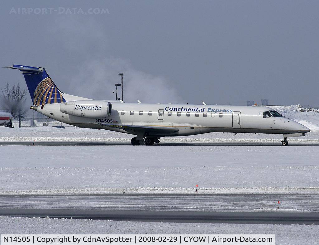 N14505, 1999 Embraer ERJ-135ER (EMB-135ER) C/N 145192, Continental ExpressJet taxiing to Rwy 25 heading to EWR