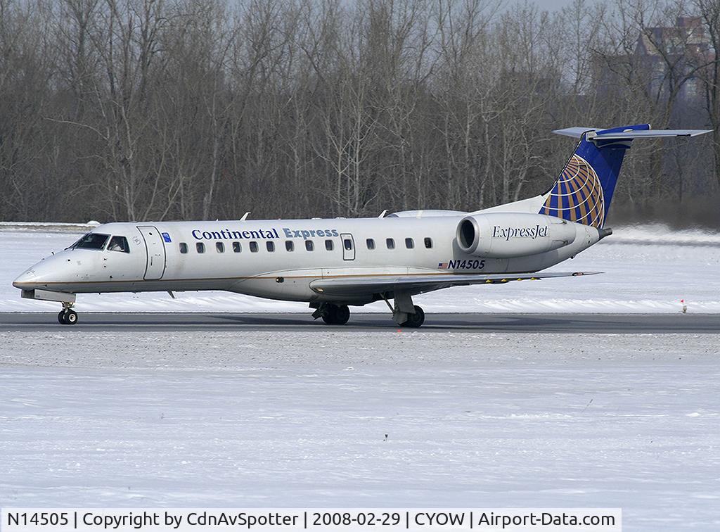 N14505, 1999 Embraer ERJ-135ER (EMB-135ER) C/N 145192, Continental ExpressJet on the take-off roll on Rwy 25 heading to EWR
