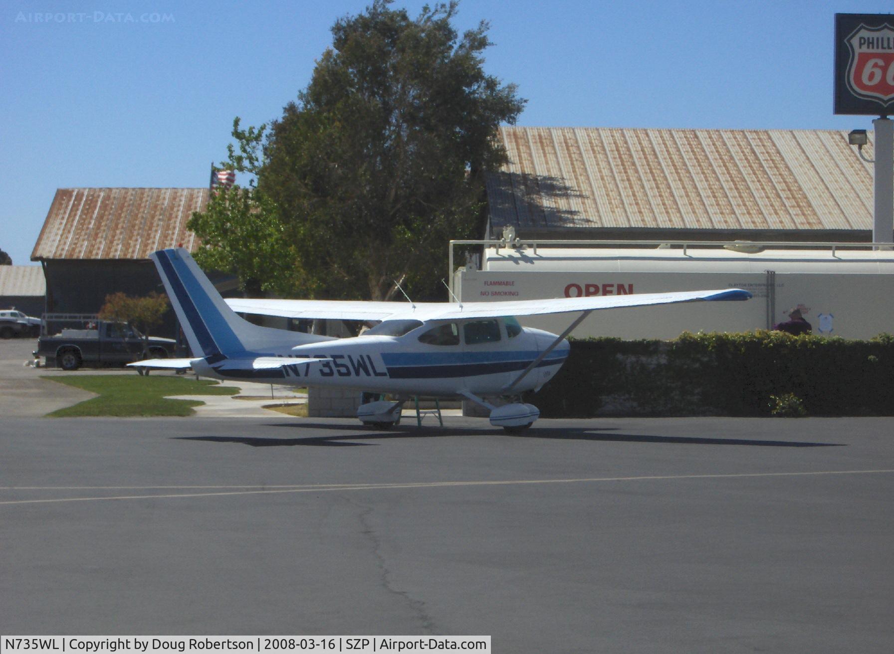 N735WL, 1977 Cessna 182Q Skylane C/N 18265742, 1977 Cessna 182Q SKYLANE, Continental O-470-U 230 Hp, refueling