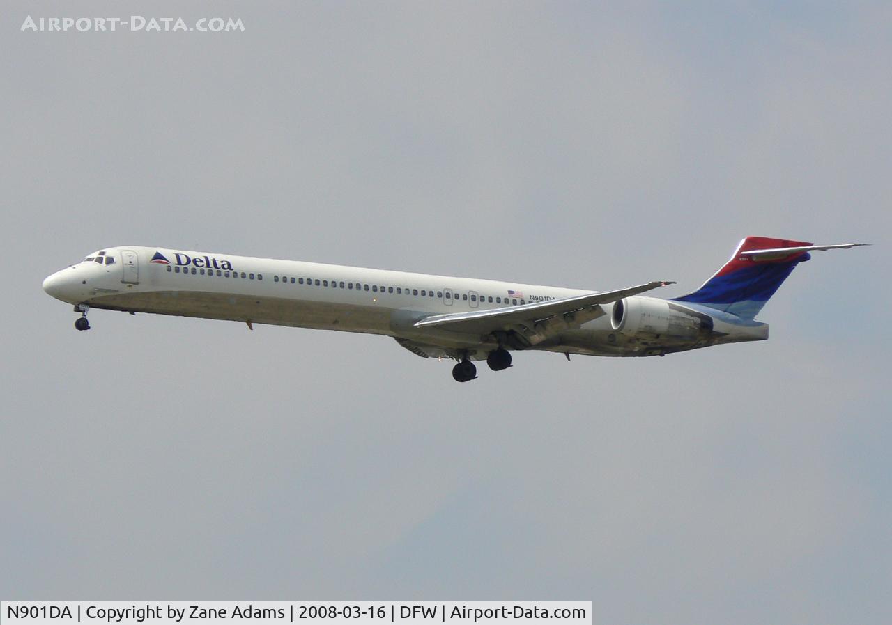 N901DA, 1995 McDonnell Douglas MD-90-30 C/N 53381, Delta Airlines landing 18R at DFW