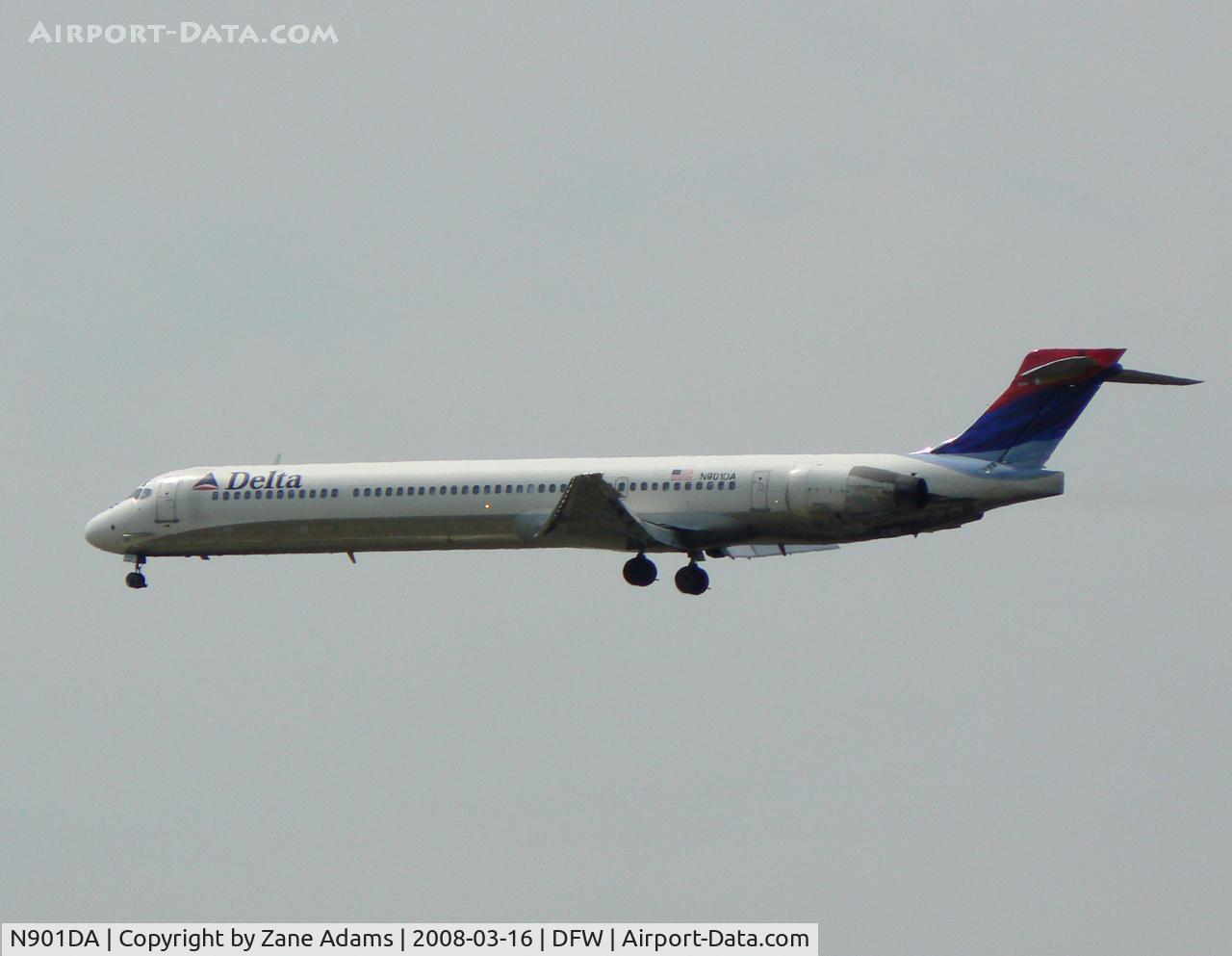 N901DA, 1995 McDonnell Douglas MD-90-30 C/N 53381, Delta Airlines landing 18R at DFW