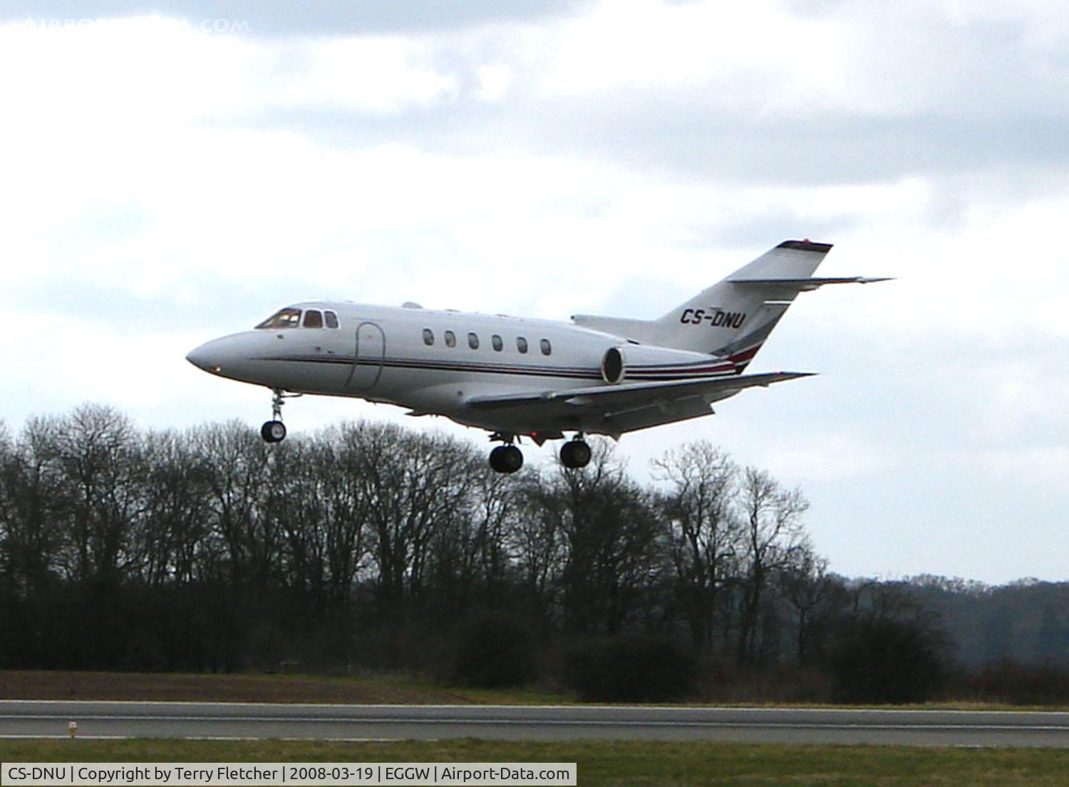 CS-DNU, 2000 Raytheon Hawker 800XP C/N 258479, Netjets Hawker 800XP about to land at Luton in dull weather