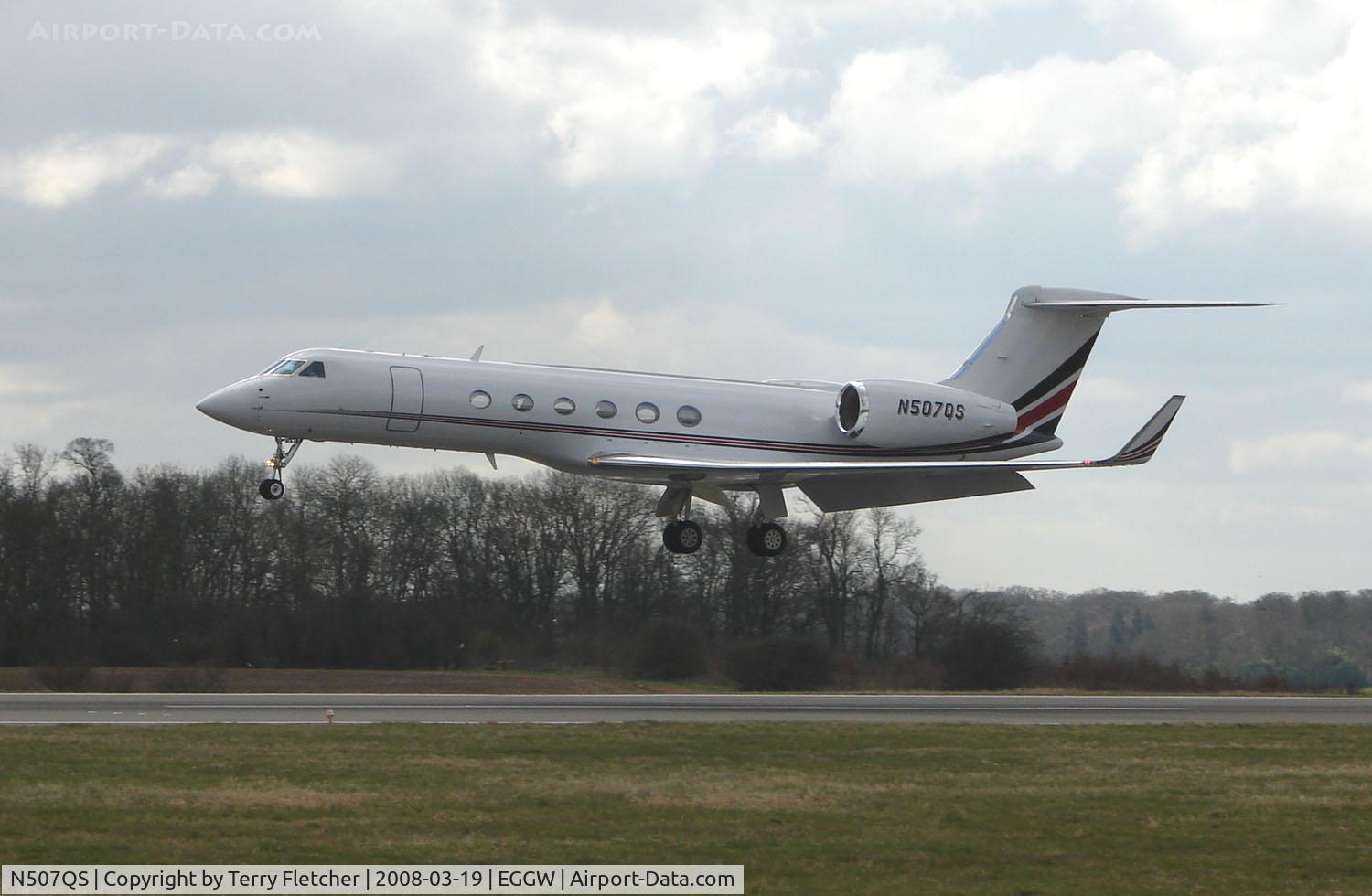 N507QS, 2000 Gulfstream Aerospace G-V C/N 625, Netjets Gulfstream V about to land at Luton