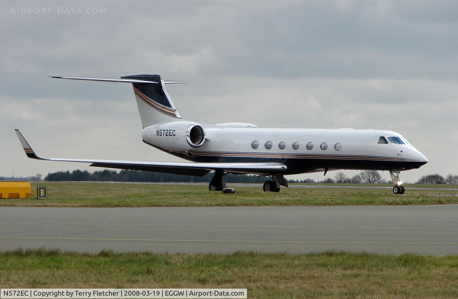 N572EC, 2005 Gulfstream Aerospace GV-SP (G550) C/N 5072, Gulfstream G550 about to depart Luton
