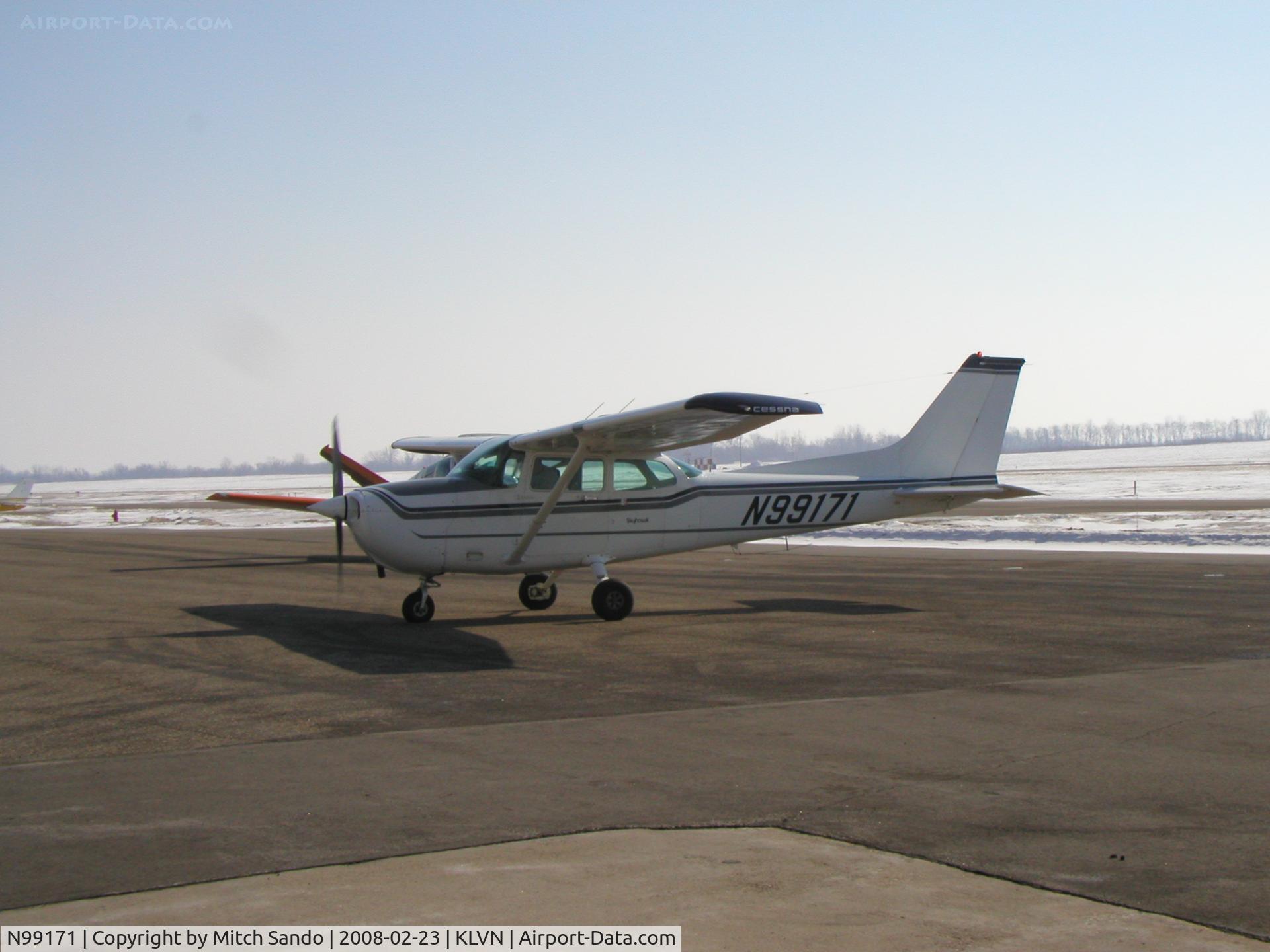 N99171, 1985 Cessna 172P C/N 17276414, Taxiing to the fuel pumps.
