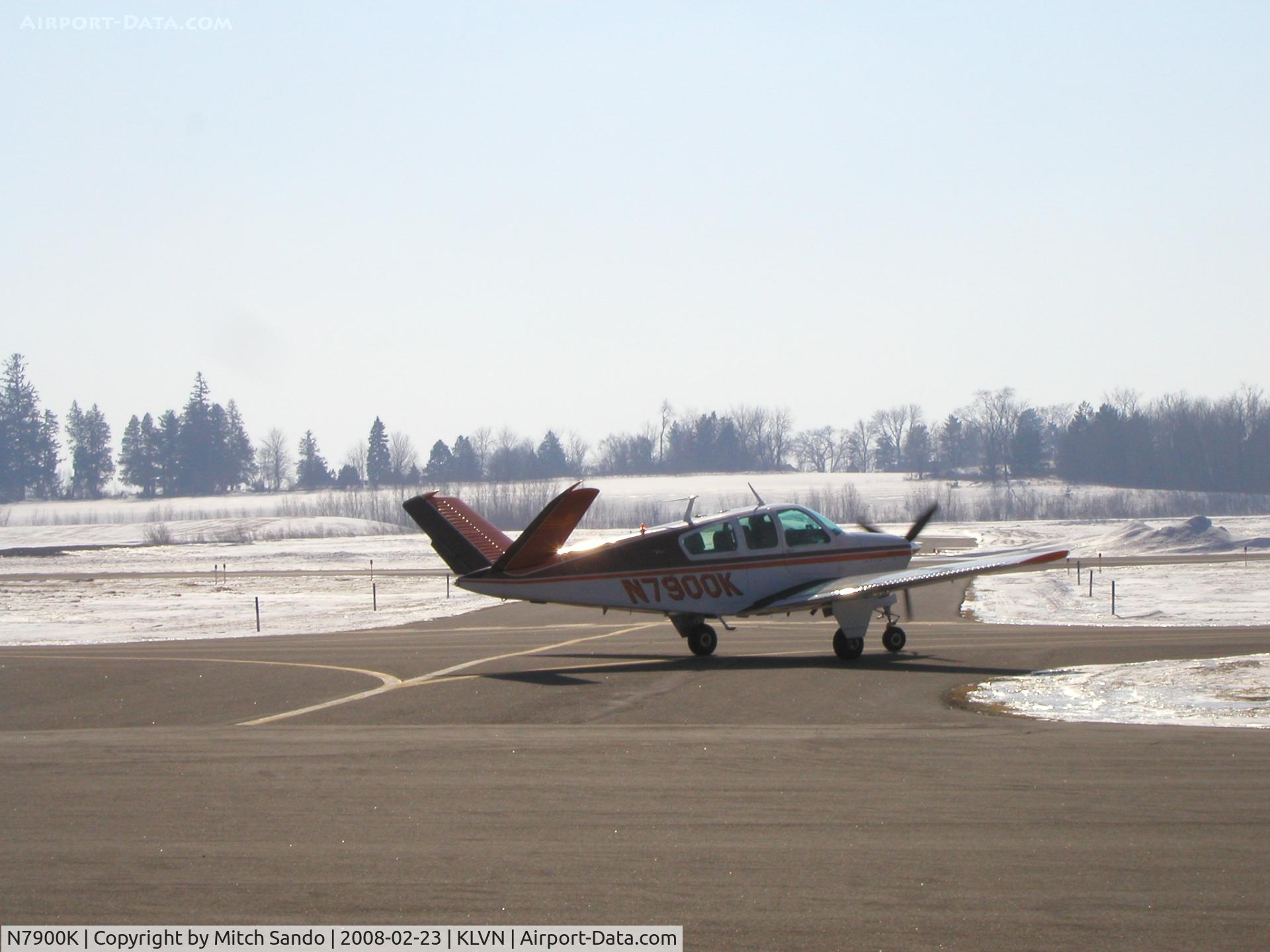 N7900K, 1964 Beech S35 Bonanza C/N D-7403, Taxiing to Runway 12.