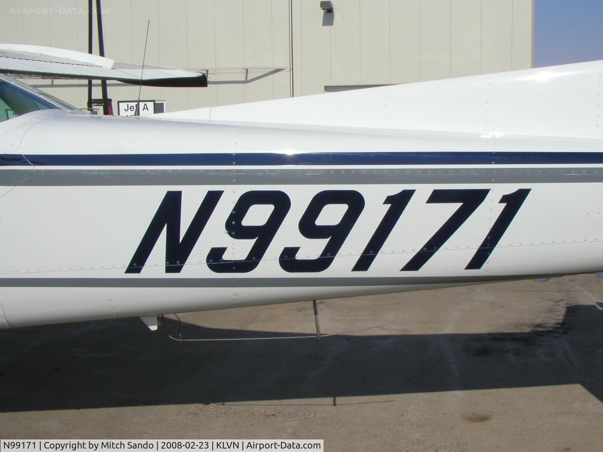 N99171, 1985 Cessna 172P C/N 17276414, Parked at the fuel pumps at Airlake.
